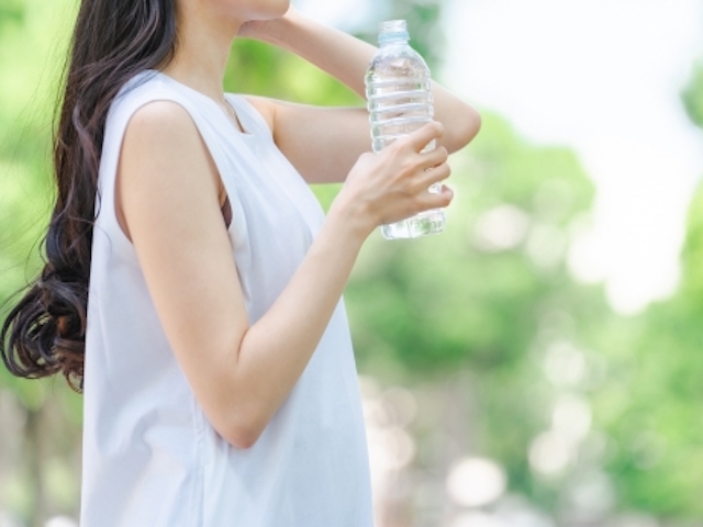 水を持っている女性