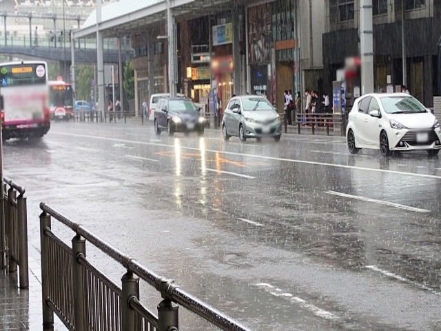 雨の中で道路上を車が走っています